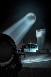 亚历克斯·以色列，蝙蝠信号，2019年租用二战时期的聚光灯，带有蝙蝠侠标志，尺寸可变安装视图，MAMO-Marseille Modulor，法国©亚历克斯·以色列
