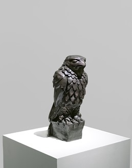 Alex Israel，马耳他猎鹰，2013年铸青铜与黑色铜绿，10½× 4½× 3½英寸(26.7 × 11.4 × 8.9厘米)，20版©Alex Israel