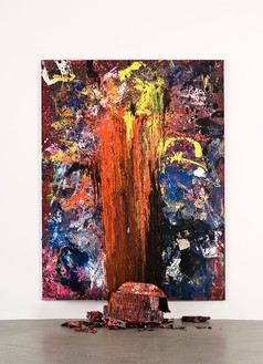丹·科伦，《命运之手》，2011年布面垃圾与油画，126 × 97 × 2英寸(320 × 246.4 × 50.8厘米)©丹·科伦