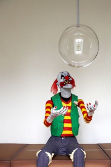 Dan Colen, Chuckles, 2013(细节，视图1)Chuckles小丑形象，胶合板加固纸箱，玻璃球，尺寸变量©Dan Colen