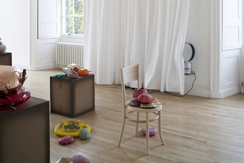 丹·科伦，《在风中飘》，2013年，山胡桃木椅子，玻璃，铜，水泥坐垫，约34 × 20英寸(86.4 × 50.8厘米)©丹·科伦