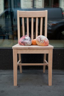 丹·科伦，MoMA椅子(待定名)，2013年椅子，带有7个混凝土填充的坐垫，红橡木和木胶，19 × 17 × 34英寸(48.3 × 43.2 × 86.4厘米)©丹·科伦