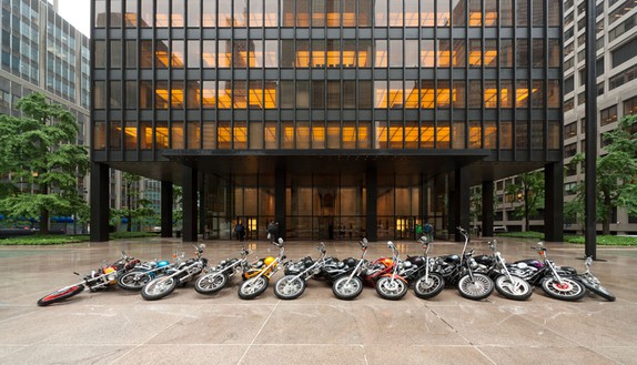 DAN COLEN云中的裂缝，2010摩托车尺寸可变安装在西格拉姆大楼，纽约©DAN COLEN