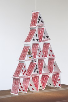 丹·科伦，三角恋，2013胶合板加固纸板箱，扑克牌屋，尺寸变量©丹·科伦