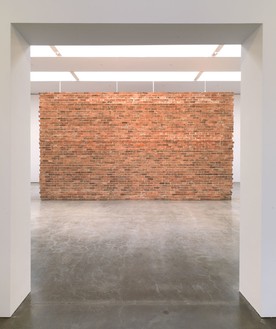 丹·科伦和她甜蜜地笑了，2010砖墙，混凝土，钢156 × 284 × 100英寸(396.2 × 721.4 × 254厘米)安装在高古轩画廊西24街，纽约©丹·科伦*视图1