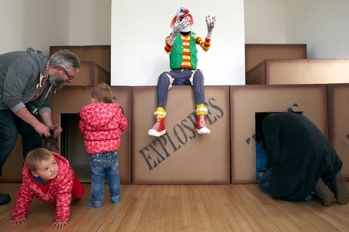 Dan Colen, Chuckles, 2013(细节，视图2)Chuckles小丑形象，胶合板加固纸箱，玻璃球，尺寸变量©Dan Colen