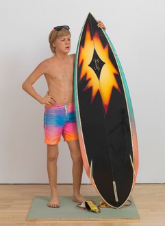 Duane Hanson，冲浪手，1987年聚氯乙烯，多色油，混合介质，与配件，66¼× 37½× 16英寸(168.3 × 95.3 × 40.6厘米)摄影:Rob McKeever
