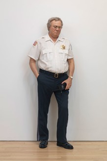 Duane Hanson，保安，1990汽车车身填料，多色油，混合介质，和配件，71 × 26 × 13英寸(180.3 × 66 × 33厘米)