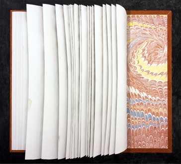 Ed Ruscha，扇书，2012年画布上的丙烯酸和炭，64⅛× 71⅛英寸(162.9 × 180.7厘米)©Ed Ruscha。照片:保罗Ruscha
