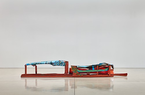 约翰·张伯伦，平底船沃尔特·惠特曼，1981-82彩绘和镀铬钢，25 × 20 × 162英寸(61 × 50.8 × 411.5厘米)©2018 Fairweather &费尔威瑟有限公司/艺术家权利协会(ARS)，纽约