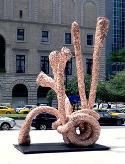 约翰·张伯伦，菠萝惊喜，2010彩色铝，185 × 130 × 126英寸(469.9 × 330.2 × 320厘米)©2018 Fairweather &费尔威瑟有限公司/艺术家权利协会(ARS)，纽约