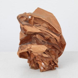 约翰·张伯伦，无题，1969棕色纸上的棕色树脂，5 × 5 × 5英寸(12.7 × 12.7 × 12.7厘米)©2018 Fairweather &费尔威瑟有限公司/艺术家权利协会(ARS)，纽约