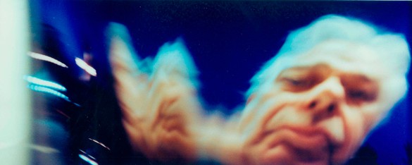 约翰·张伯伦，自画像，1989 Widelux摄影，20 × 24英寸(50.8 × 61厘米)©2018 Fairweather &费尔威瑟有限公司/艺术家权利协会(ARS)，纽约