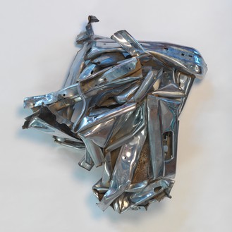 John Chamberlain, GLEAMINGSPOTLIGHT, 1992镀铬钢，41 × 41 × 26英寸(104.1 × 104.1 × 66厘米)©2018 Fairweather &费尔威瑟有限公司/艺术家权利协会(ARS)，纽约