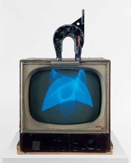 白南琼，磁铁电视，1965年电视(黑白，无声)，带磁铁，28 3 / 8 × 19¼× 24½英寸(72 × 48.9 × 62.2厘米)，惠特尼美国艺术博物馆，纽约©白南琼庄园