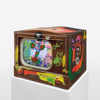 白南准，第三眼电视，2005年单通道视频(彩色，声音)在一台老式电视上，带有永久油标记和丙烯酸，17½× 20¾× 18¾英寸(44.5 × 52.7 × 47.6厘米)©白南准庄园