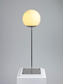 皮耶罗·戈利亚，克隆，2011不锈钢、玻璃、大理石和灯光，28 × 9 × 9英寸(71.1 × 25.1 × 25.1厘米)，道格拉斯·m·帕克工作室5Photo版