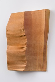 皮耶罗·戈利亚，间歇画#4红到金，2014 EPS泡沫，硬涂层和颜料，48 × 38 × 8½英寸(121.9 × 96.5 × 21.6厘米)，乔什·怀特拍摄