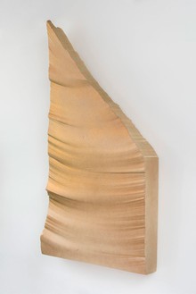 皮耶罗·戈利亚，中场休息画#5红到金，2014 EPS泡沫，硬涂层和颜料，95 × 50 × 9英寸(241.3 × 127 × 22.9厘米)，乔什·怀特拍摄