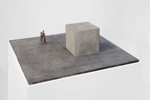 皮耶罗·戈利亚，威尼斯双年展上的黄金与混凝土立方体，2013青铜、锡和阳极氧化铝，30 × 30 × 8英寸(76.2 × 76.2 × 20.3厘米)