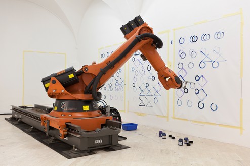 Piero Golia，画家，2016运动控制机器人，帆布，丙烯酸涂料，胶带，塑料箱，整体尺寸可变©Piero Golia。图片来源:Daniele Molajoli