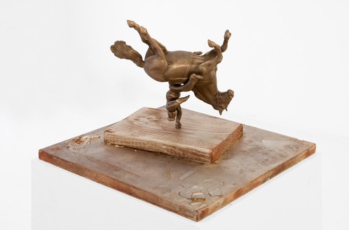 皮耶罗·戈利亚，倒立的骑马人像公共雕塑，2013青铜和铜，13 × 13 × 8英寸(33 × 33 × 20.3厘米)