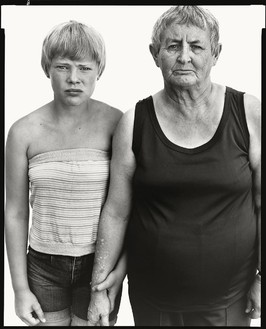 理查德·埃夫登，薇薇安·理查德森和她的孙女，海蒂·扎克，死木，南达科他州，1982年8月6日，1982©理查德·埃夫登基金会