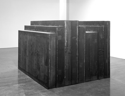 Richard Serra，海拔质量，2006热轧钢，60 × 84 × 72英寸(152.4 × 213.4 × 182.9厘米)©2018 Richard Serra/艺术家权利协会(ARS)，纽约。图片:Peppe Avallone