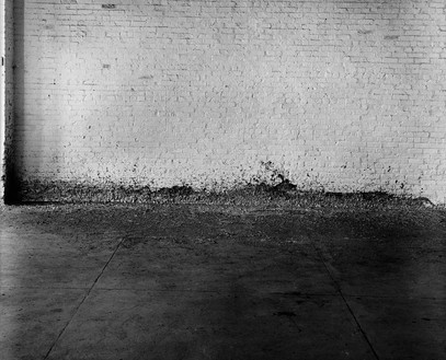Richard Serra, splash, 1968铅，约18英寸× 26英尺(45.7厘米× 7.92米)，安装在Castelli, Castelli仓库，纽约，1968年12月4日至28日©2018 Richard Serra/艺术家权利协会(ARS)，纽约。图片:Harry Shunk