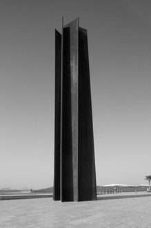 Richard Serra, 7岁，2011耐风雨钢，7块板，整体:80 × 10 × 10英尺(24.38 × 3.05 × 3.05米)，永久安装在卡塔尔博物馆管理局，多哈©2018 Richard Serra/艺术家权利协会(ARS)，纽约。图片:克里斯蒂亚诺·马斯卡罗