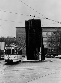 Richard Serra，终端，1977耐候钢，4块板，每块:41英尺× 12英尺× 2½英寸(12.5米× 3.7米× 6.4厘米)，安装在中心站，波希姆，德国，1979©2018 Richard Serra/艺术家权利协会(ARS)，纽约