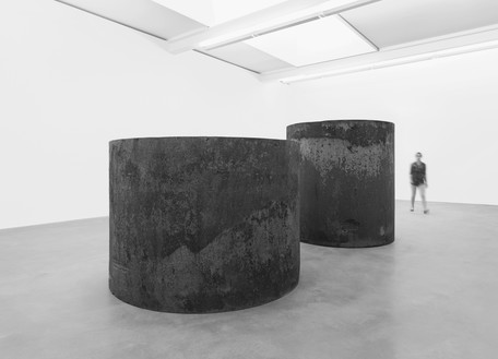 Richard Serra，圆:重量相等，不相等的测量，2016锻造钢，2个圆，整体:6英尺10½英寸× 17英尺4½英寸× 7英尺4½英寸(209.6厘米× 5.3米× 224.8厘米)©2018 Richard Serra/艺术家权利协会(ARS)，纽约。图片来源:Mike Bruce