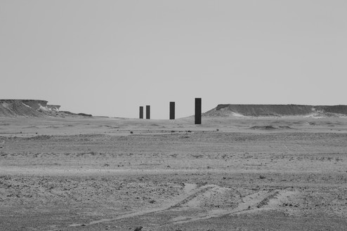 Richard Serra, East-West/West-East, 2014耐风雨钢，4块板;两个:54英尺9½英寸× 13英尺1½英寸× 5¼英寸(16.7米× 4米× 13.3厘米);两个，每个:48英尺2¾英寸× 13英尺1½英寸× 5¼英寸(14.7米× 4米× 13.3厘米)，永久安装在布鲁克自然保护区，泽克雷特沙漠，卡塔尔©2018 Richard Serra/艺术家权利协会(ARS)，纽约。图片:克里斯蒂亚诺·马斯卡罗