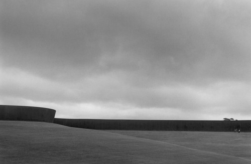 Richard Serra, Te Tuhirangi Countour, 2000-01耐候钢，19英尺8英寸× 843英尺2英寸× 2英寸(6米× 257米× 5厘米)，永久安装在新西兰凯帕拉港吉布斯农场©2018 Richard Serra/艺术家权利协会(ARS)，纽约。图片:Dirk Reinartz