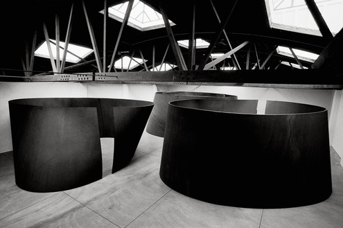 装置视图，理查德·塞拉:扭曲的椭圆，艺术中心，纽约，1997-98。左:扭曲椭圆I(1996)，右:扭曲椭圆II(1996)，后:扭曲椭圆(1997)艺术品©2018 Richard Serra/艺术家权利协会(ARS)，纽约。图片:Dirk Reinartz