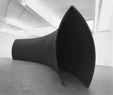 Richard Serra，后门管道，2010耐风化钢，12英尺6英寸× 12英尺10 3 / 8英寸× 49英尺8英寸(3.8 × 3.9 × 15.1米)，板:2英寸(5厘米厚©2018 Richard Serra/艺术家权利协会(ARS)，纽约。图片来源:Mike Bruce