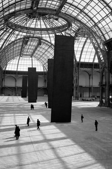 Richard Serra, Promenade, 2008耐风雨钢，5块板，每块:55英尺9¼英寸× 13英尺1½英寸× 5英寸(17米× 4米× 13厘米)，安装在纪念碑2008，巴黎大皇宫，2008年5月7日至6月15日©2018 Richard Serra/艺术家权利协会(ARS)，纽约。图片:Lorenz Kienzle