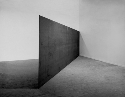 Richard Serra, Strike: To Roberta and Rudy, 1969-71热轧钢，8英尺1英寸× 24英尺× 1½英寸(246.4 × 732 × 3.8厘米)，所罗门·r·古根海姆博物馆，纽约©2018 Richard Serra/艺术家权利协会(ARS)，纽约