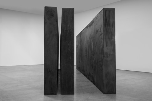 Richard Serra, Through, 2015锻造钢，3块板，整体:9英尺2¼英寸× 29英尺6½英寸× 7英尺8¼英寸(2.8米× 9米× 234.3厘米)©2018 Richard Serra/艺术家权利协会(ARS)，纽约。图片:克里斯蒂亚诺·马斯卡罗
