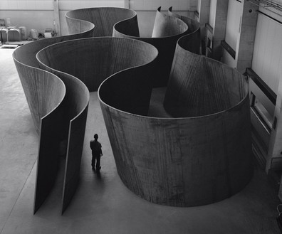 Richard Serra, Inside Out, 2013耐风雨钢，整体:13英尺2英寸× 80英尺9英寸× 40英尺2½英寸(4 × 24.6 × 12.3米)，板:2英寸(5厘米厚©2018 Richard Serra/艺术家权利协会(ARS)，纽约。图片:Lorenz Kienzle