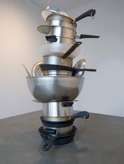 Robert Therrien，没有标题(锅和平底锅II)， 2008金属和塑料，108 × 66 × 80英寸(274.3 × 167.6 × 203.2厘米)©Robert Therrien/艺术家权利协会(ARS)，纽约