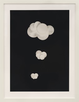 罗伯特·瑟里恩，无标题(黑烟信号)，2019墨水、珐琅和石墨，66 3 / 48英寸(168.6 × 121.9厘米)©罗伯特·瑟里恩/艺术家权利协会(ARS)，纽约