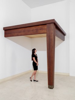 Robert Therrien，没有标题(桌腿)，2010木材和金属，106 × 103½× 109英寸(269.2 × 262.9 × 276.9厘米)©Robert Therrien/艺术家权利协会(ARS)，纽约