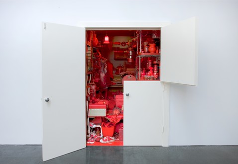 Robert Therrien，红色房间，2000-07 888件红色物品，放置在一个带荷兰门的壁橱里，96 × 80 × 112英寸(244 × 203 × 258厘米)，泰特和苏格兰国家美术馆©Robert Therrien/艺术家权利协会(ARS)，纽约