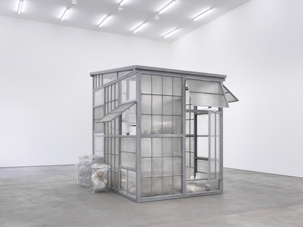 Robert Therrien，没有标题(透明房间)，2010钢，玻璃，和塑料，145 × 108 × 156英寸(369.6 × 274.3 × 396.2厘米)©Robert Therrien/艺术家权利协会(ARS)，纽约