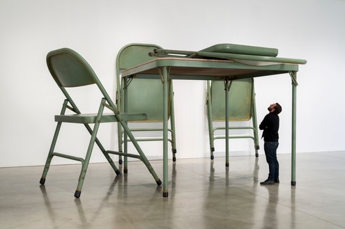 Robert Therrien，没有标题(折叠桌椅，绿色)，2008油漆，金属，织物，整体尺寸可变©Robert Therrien/艺术家权利协会(ARS)，纽约