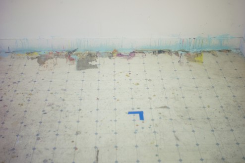 莎莉·曼恩，铭记之光，无题(蓝色胶带滴墙)，2012喷墨印刷，16 × 24英寸(40.6 × 61厘米)，3版©莎莉·曼恩