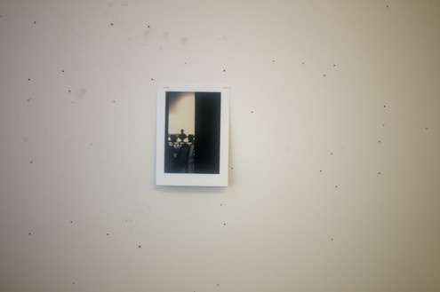 莎莉·曼恩，铭记之光，无题(墙上的孤独版画)，2012喷墨印刷，23 × 34¾英寸(58.4 × 88.3厘米)，3版©莎莉·曼恩