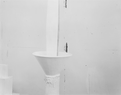 莎莉·曼恩，《被铭记的光，无题(漏斗雕塑)》，2012年明胶银版画，20 × 24英寸(50.8 × 61厘米)，3版©莎莉·曼恩