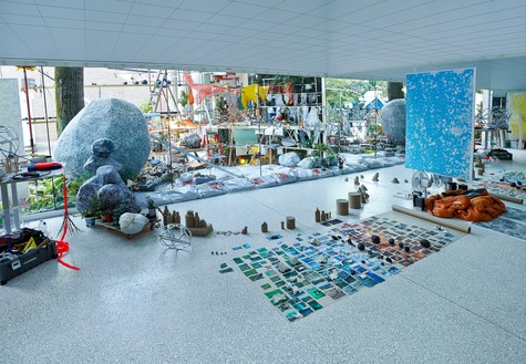 Sarah Sze，三重点(天文台)，2013镜子，印在Tyvek上的岩石照片，木材，铝，金属和混合介质，整体尺寸可变 安装视图，威尼斯双年展，2013 ©Sarah Sze